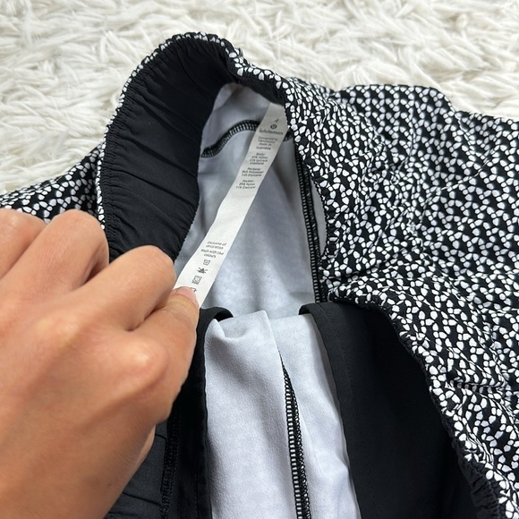 Lululemon On The Fly Short *2.5" Monochromic Black - Picture 4 of 7